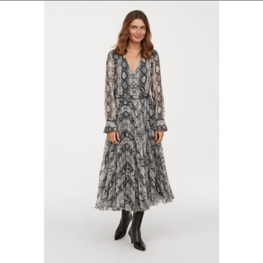 RESERVED .H&M TREND Conscious Midi SNAKESKIN PATTERNED Wrap Pleated Dress Size 8 - Picture 5 of 13